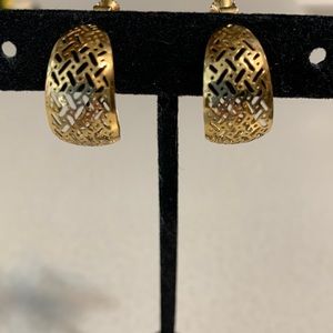 Vintage Napier gold tone lacy screw clip earrings (288)